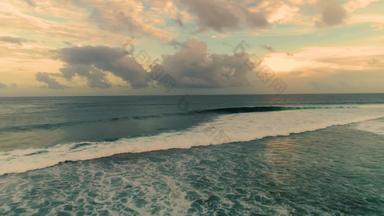 低的态度拍摄冲浪者捕捉波生活方式活动空中无人机拍摄清晰的海海洋水日落